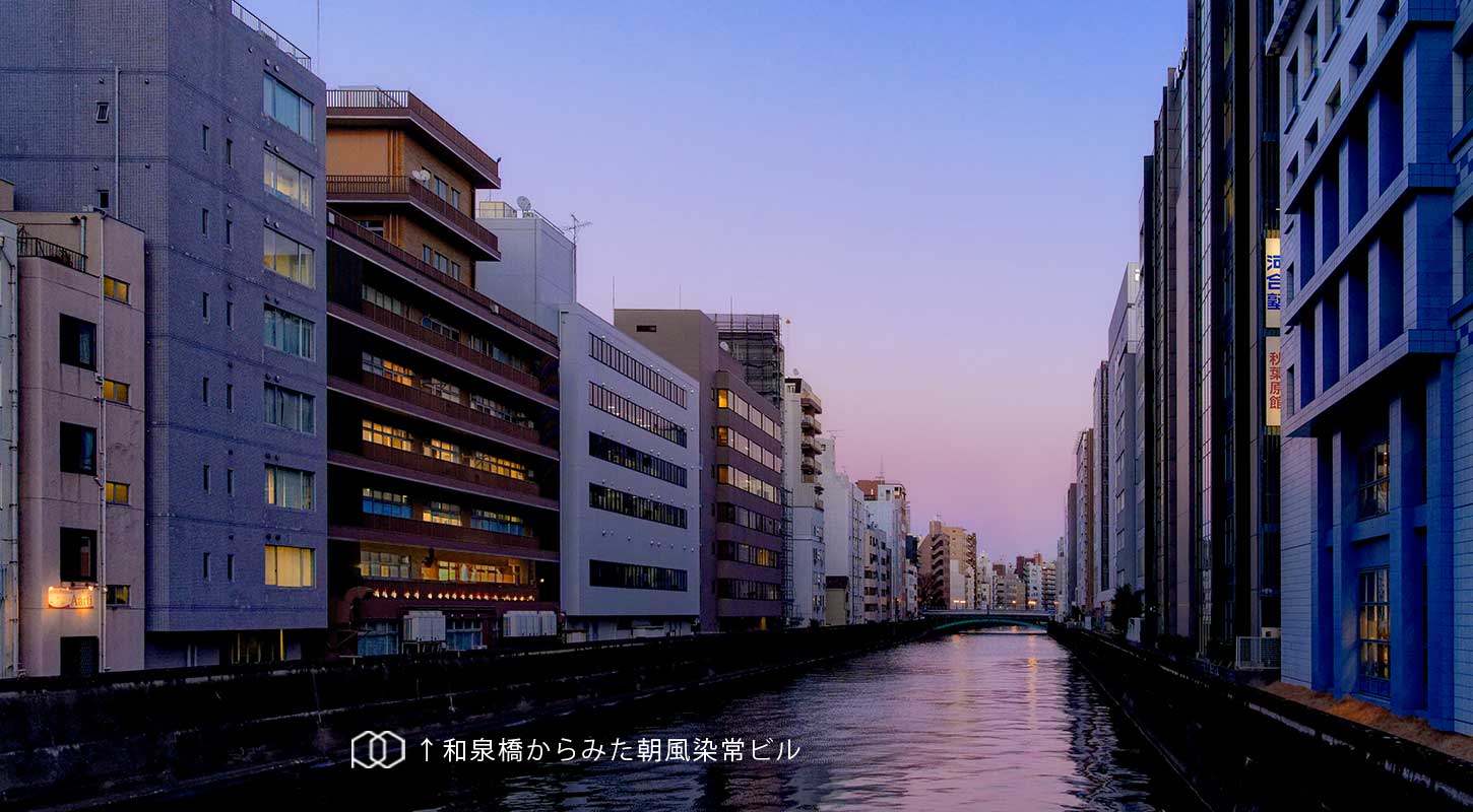 神田川沿いから見たプレミアムオフィス秋葉原の入る建物と夕景