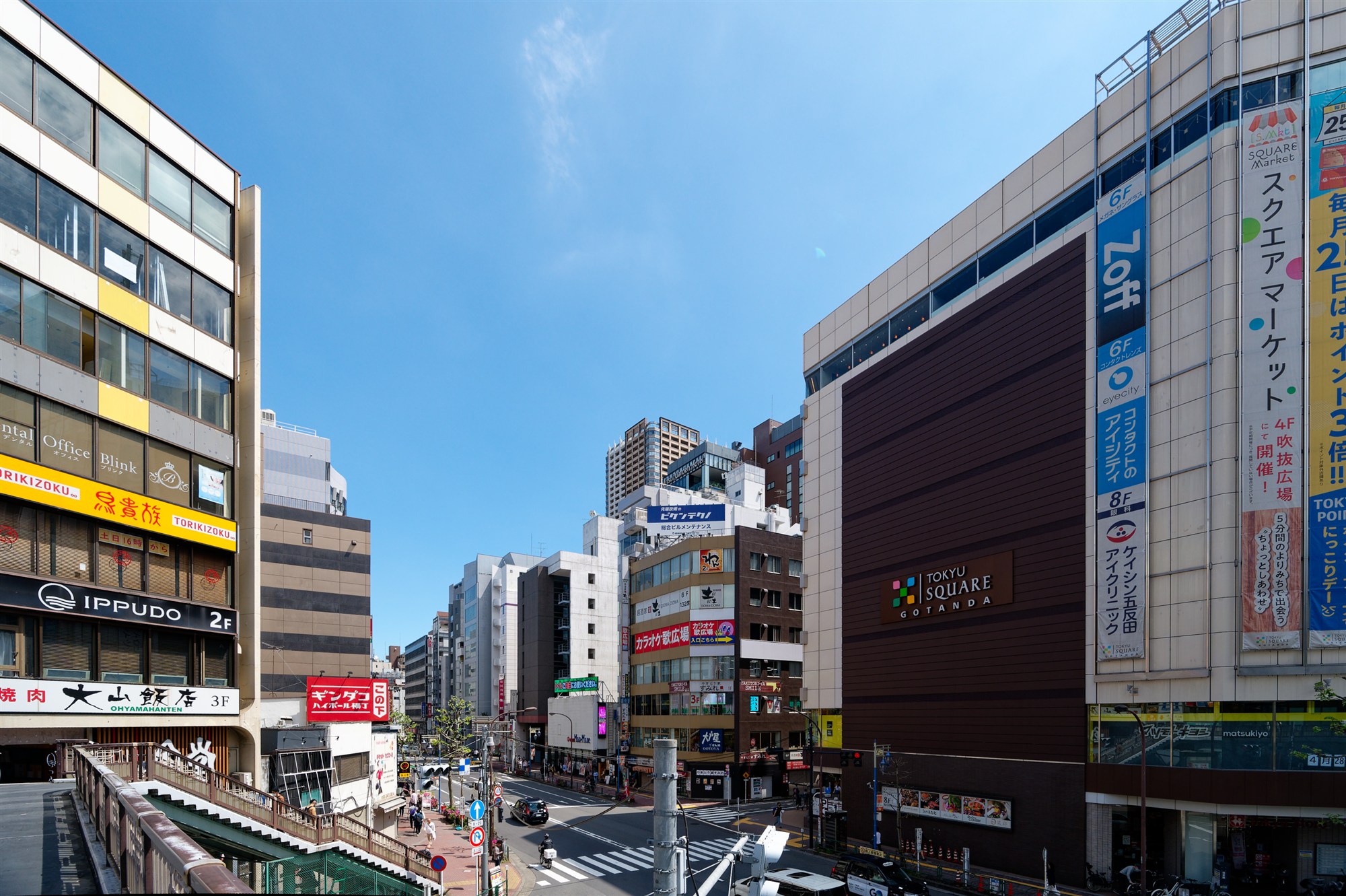 青空が広がる五反田駅前と東急スクエア