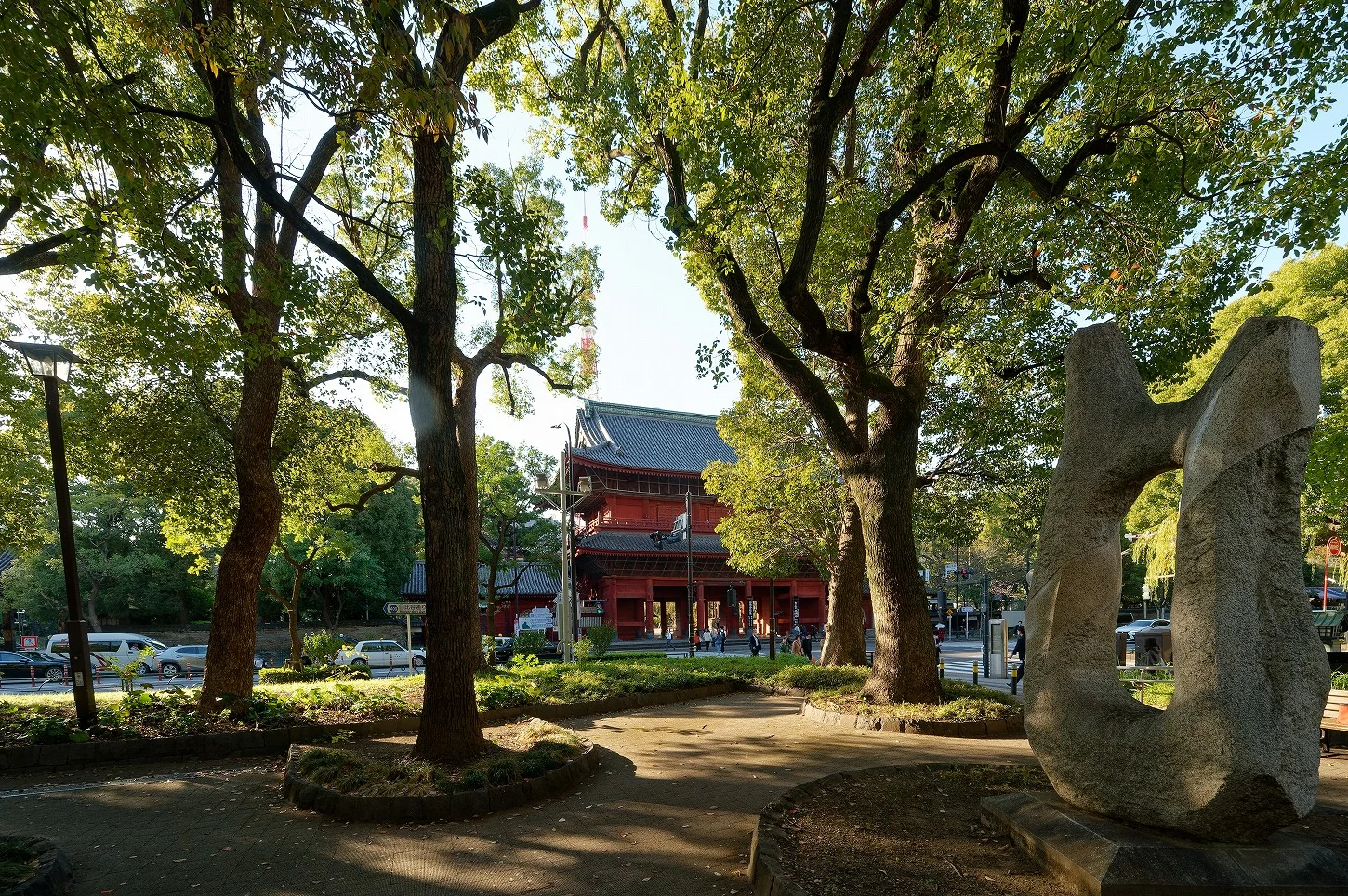 木々に囲まれた増上寺と浜松町周辺の風景