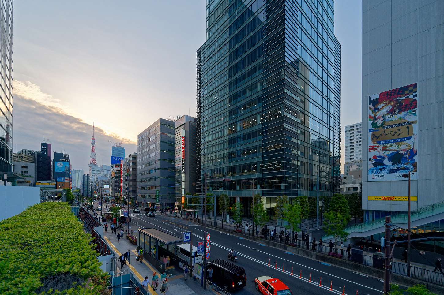 浜松町駅周辺の街並みと東京タワー