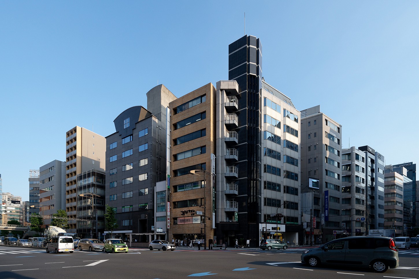 淡路町交差点から見た神田の街並み