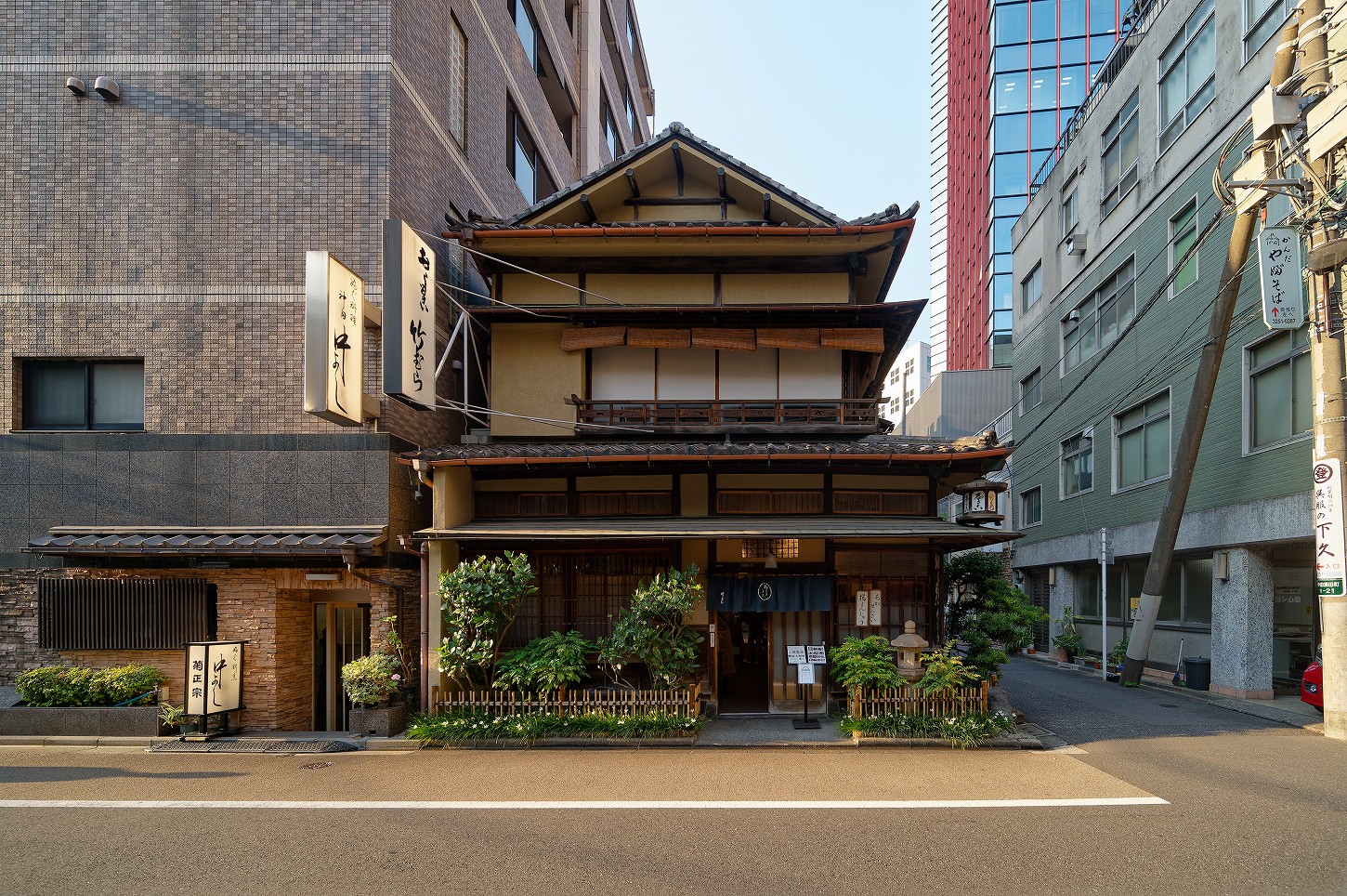 神田須田町の老舗と周辺の街並み